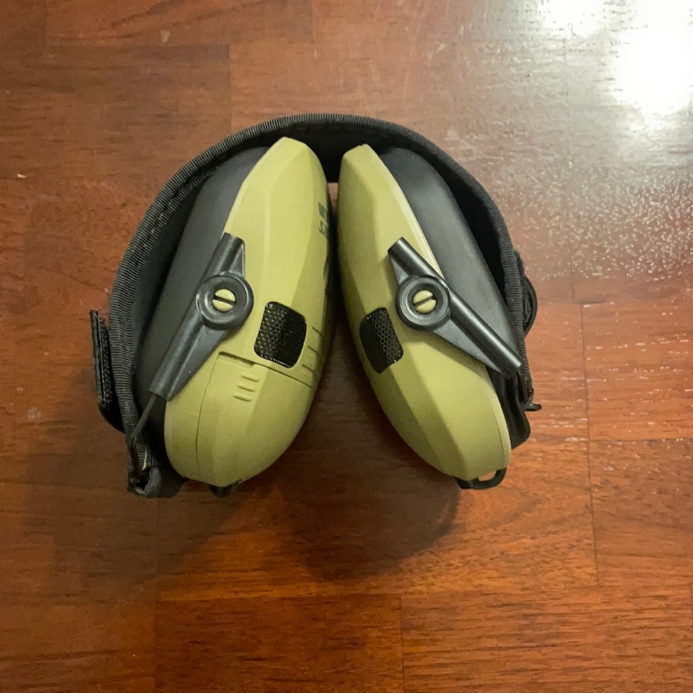 Walkers razor noise canceling headphones. Used once.